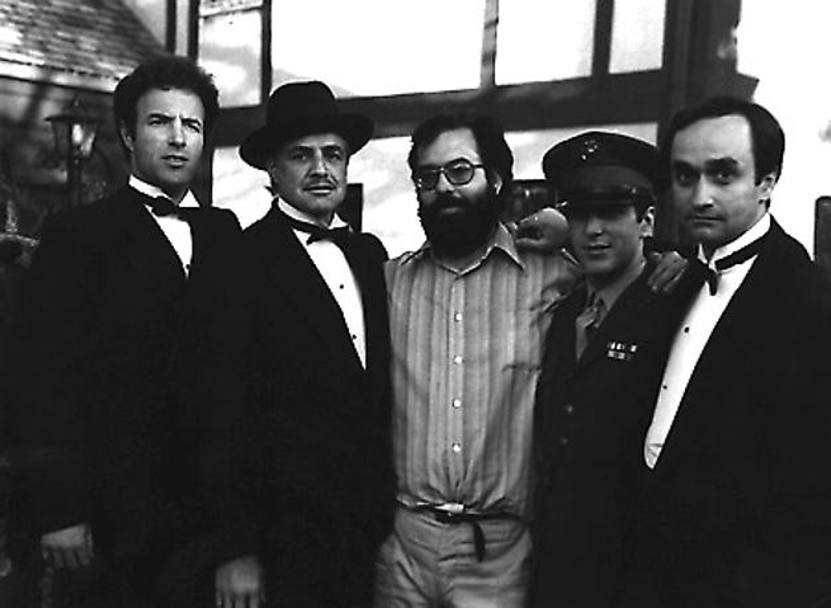  Sullo storico set  de &#39;Il Padrino&#39;. 1972:  da sinistra, James Caan, Marlon Brando, il regista Francis Ford Coppola, Al Pacino e John Cazale  